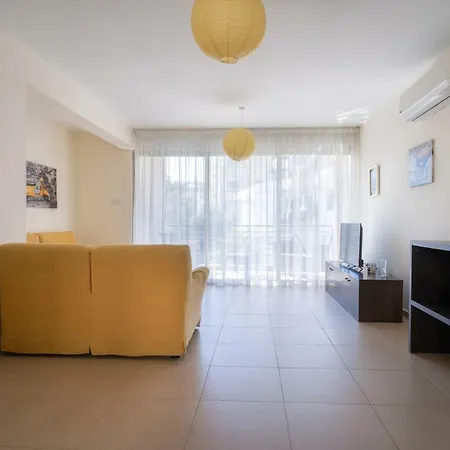 Cozy & Stylish - 2bd - Central Area & Parking Larnaca
